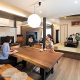 皆が思い思いにくつろげる、大家族がゆったりと繋がる家