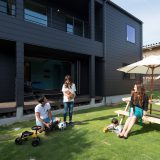 潮風を感じるカリフォルニアテイストの住まい