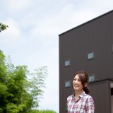 光庭からの光と風　無垢のパイン材で心地良く