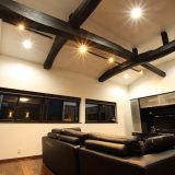 モノトーンの洗練された空間に心地よい暮らしをプラスした二世帯住宅