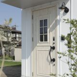 ワイドリビングをより広く見せるシンプル&リッチな白のインテリア