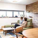 リビングの壁に潜むだまし扉と隠れ部屋のある住まい