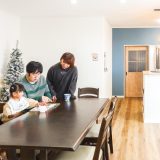 見るたびに嬉しくなる「カフェ風」キッチンのある家