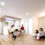 陽ざしと自然を感じる広々 ＬＤＫの二世帯住宅リフォーム