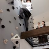 ボルダリングで遊び鍛える空間づくり