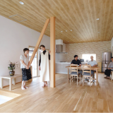 無垢フローリングと薪ストーブで素朴な心地よさに 浸る住まい