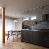 “魅せる住まい”をテーマに美と居住性が同居する家