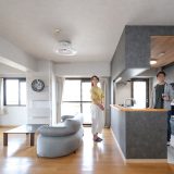 モノトーンとぬくもりが調和するマンションリノベ