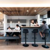 程よい距離感が心地よい、 黒×グレー×木目のスタイリッシュな二世帯リノベーション